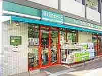 赤い看板が目印の、穴守ふれあい通りにあるまいばすけっと。旅行者にも嬉しい品揃え。