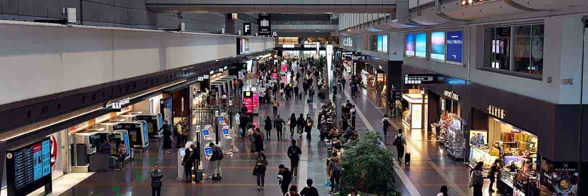 空港内のショッピングや飲食店が充実したエリアの様子。