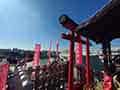 空港周辺に点在する神社の一つ、赤い鳥居が印象的な穴守稲荷神社。