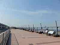 柵越しに滑走路と空が見える、羽田空港の展望デッキ。