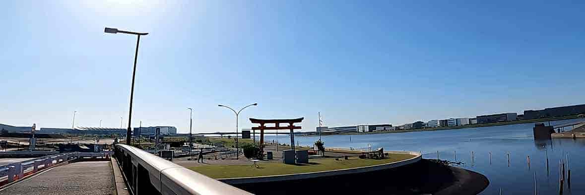 海老取川に架かる天空橋と、対岸に見える羽田イノベーションシティの建物群。
