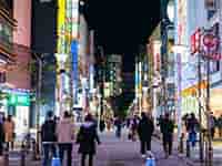 夜の池袋サンシャイン通り、多くの人が行き交う。