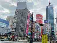 池袋駅西口の繁華街、高いビルと交差点。