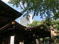 歴史ある金王八幡宮と、その背景にそびえる渋谷の近代的なホテル。