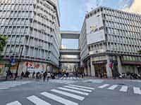 渋谷西武百貨店A館とB館を結ぶ連絡通路。下の交差点には多くの人々が行き交う。