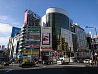 ビックカメラ渋谷東口店が入る「渋谷Toeiプラザ」周辺の街並み。交通量が多く、様々な店舗が見られる。
