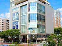 青山方面へ向かう明治通り沿いに建つ「cocoti SHIBUYA」。低層階には店舗、高層階には映画館などが入る複合施設。