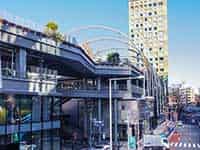 モダンなデザインのMIYASHITA PARK。商業施設と繋がる空中庭園のような構造が見える。