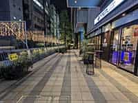 渋谷駅新南口に直結する渋谷ストリームの夜景。落ち着いた雰囲気の商業エリア。