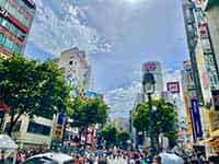 晴れた日の渋谷北西エリア。SHIBUYA109が見える賑やかな通りに、多くの人が行き交う。
