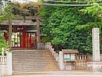 渋谷にある金王八幡宮の入り口。石段と木製の鳥居があり、静かで厳かな雰囲気が漂う。