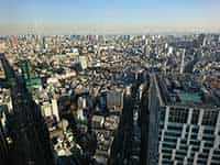 渋谷スクランブルスクエアの屋上から見渡す、広大な東京のビル群。遠くまで建物が広がる都市のパノラマ。