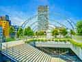 渋谷のビル群の中にあるMIYASHITA PARKの屋上公園。開放的な空間と緑、ユニークなアーチ状の構造が特徴。