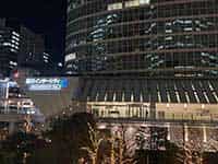 品川インターシティの商業施設部分の夜景。モダンな建築デザインがライトアップされている。