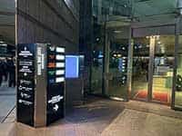 夜の品川イーストワンタワーのエントランス。案内板には各階のテナント情報も。