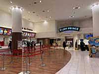 品川プリンスホテル内にある映画館「T・ジョイ PRINCE 品川」。上部に映画館のロゴが見え、左手には売店がある。