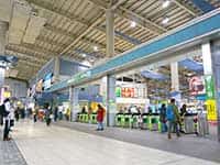 JR品川駅構内、多数の自動改札機が並ぶ広いコンコースの様子。