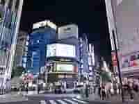 看板が煌めく新宿東口の夜景。