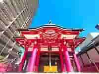 都会に佇む成子天神社の厳かな雰囲気。