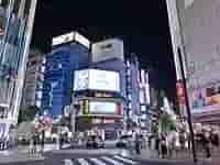 夜の人通りが多い新宿東口の通り。