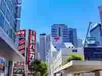 新宿西側地上出口から見えるヨドバシカメラの店舗と看板。