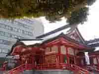 都会のビルを背景にした花園神社の本殿