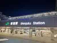 ライトアップされた新宿駅新南口。