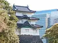 皇居東御苑の富士見櫓から望む大手町のビル。
