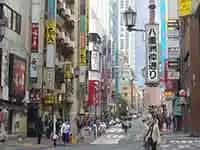 活気ある八重洲仲通りの人々と店舗の風景。