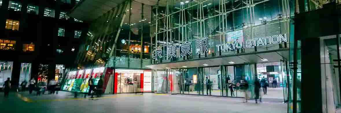 旅行者やオフィス利用者が出入りする、夜のJR東京駅。