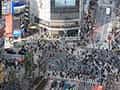 渋谷スクランブル交差点を上空から見た様子。多くの人々が同時に横断歩道を渡っている。