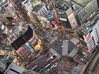 昼間の渋谷スクランブル交差点を展望台から撮影。幾本もの横断歩道を多くの人々が同時に渡り、街の活気が伝わる。