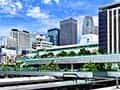 新宿駅東側の駅ビルと高層ビル群、手前には線路。