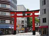車道と歩道に面した、歴史ある下谷神社の鳥居。