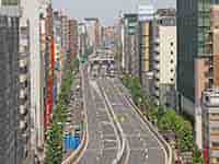 上野駅近くの高速道路と、オフィスビルやホテルが立ち並ぶ街並み。