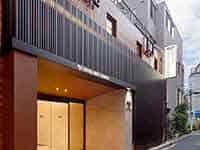 都会の路地裏に佇む、シックな外観の「HOTEL NEW TOHOKU」。