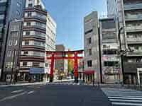 稲荷町駅の標識と、その周辺に広がる落ち着いた雰囲気の街路。