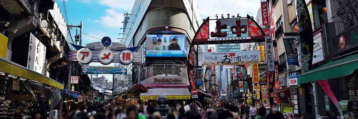 「アメ横」のゲートと看板が目立つ、賑やかな通りの様子。